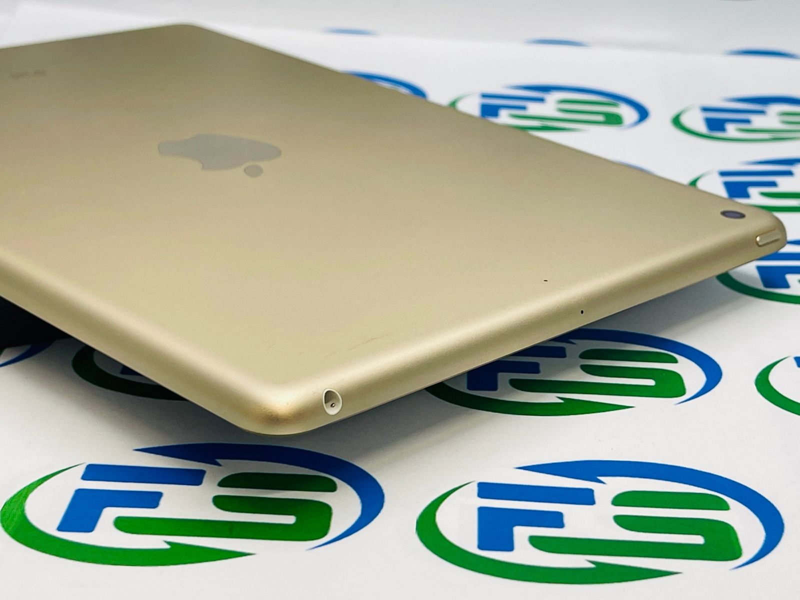 iPad 第5世代 Wi-Fi 32GB ゴールド MPGT2J/A A1822