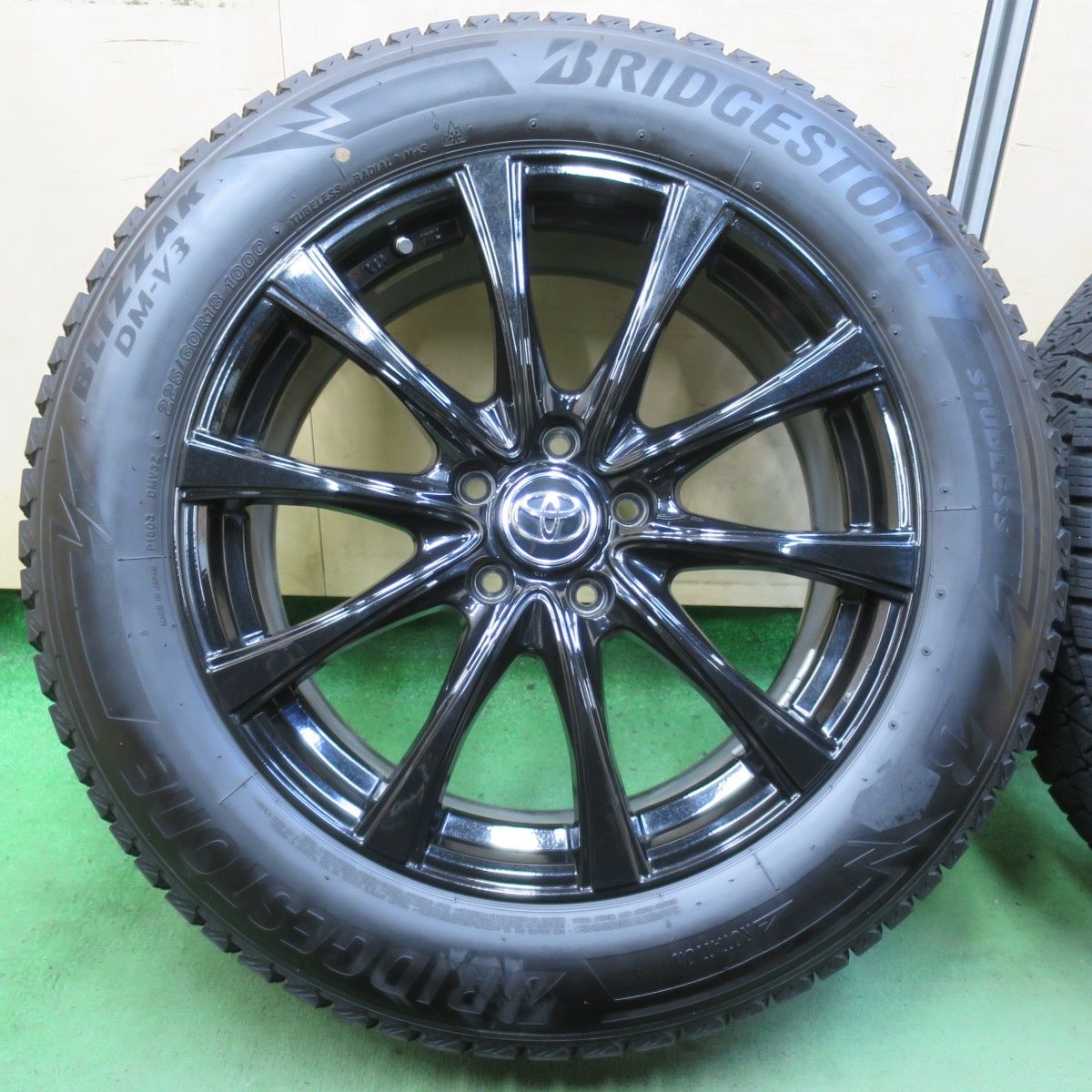 バリ溝 21年 キレイ 9分 スタッドレス 225 60R18 ブリヂストン ブリザック DM-V3 社外 アルミ トヨタ 18インチ PCD114.3 5H 5101602イス