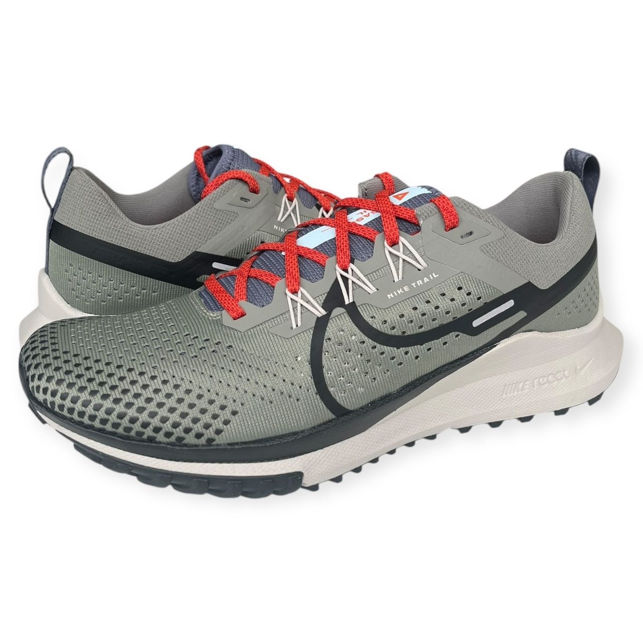 ナイキ NIKE スニーカー メンズ リアクト ペガサス トレイル 4 Dark Stucco DJ6158-007 ランニングシューズ 登山 白 黒 nike おしゃれ 軽量 かっこいい 山登り 靴 ハイキング