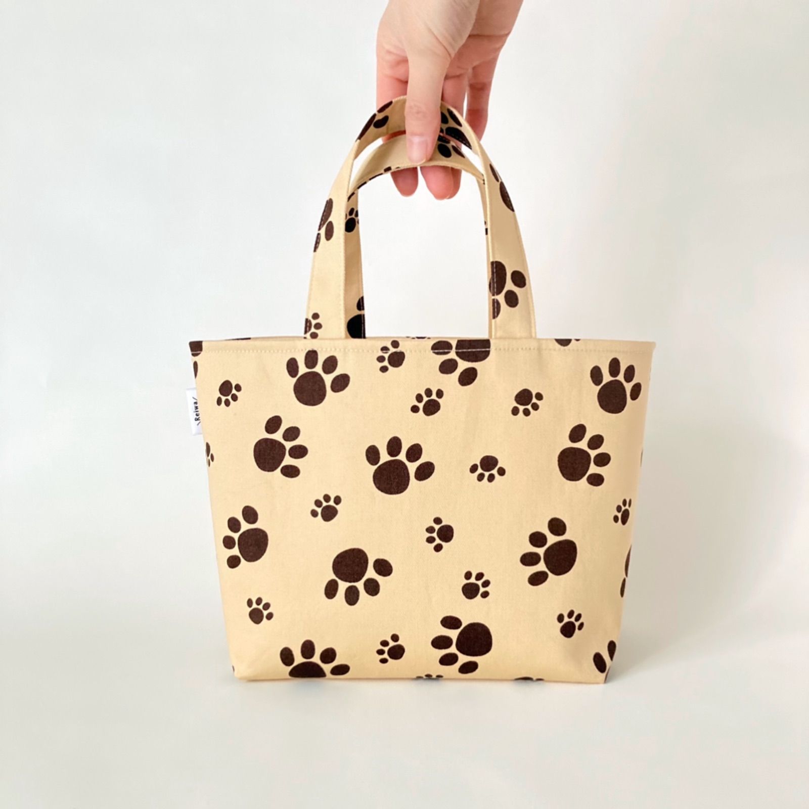 メルカリShops - 犬 ねこ 肉球ミニトートバッグ ベージュ お散歩バッグ 犬 猫 好きさん集まれ