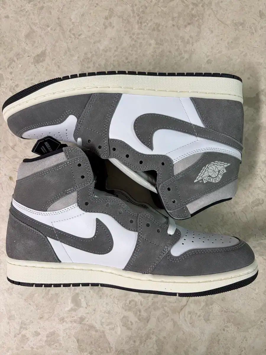 280 ジョーダン 1 ハイ ブラック アンド スモーク グレー