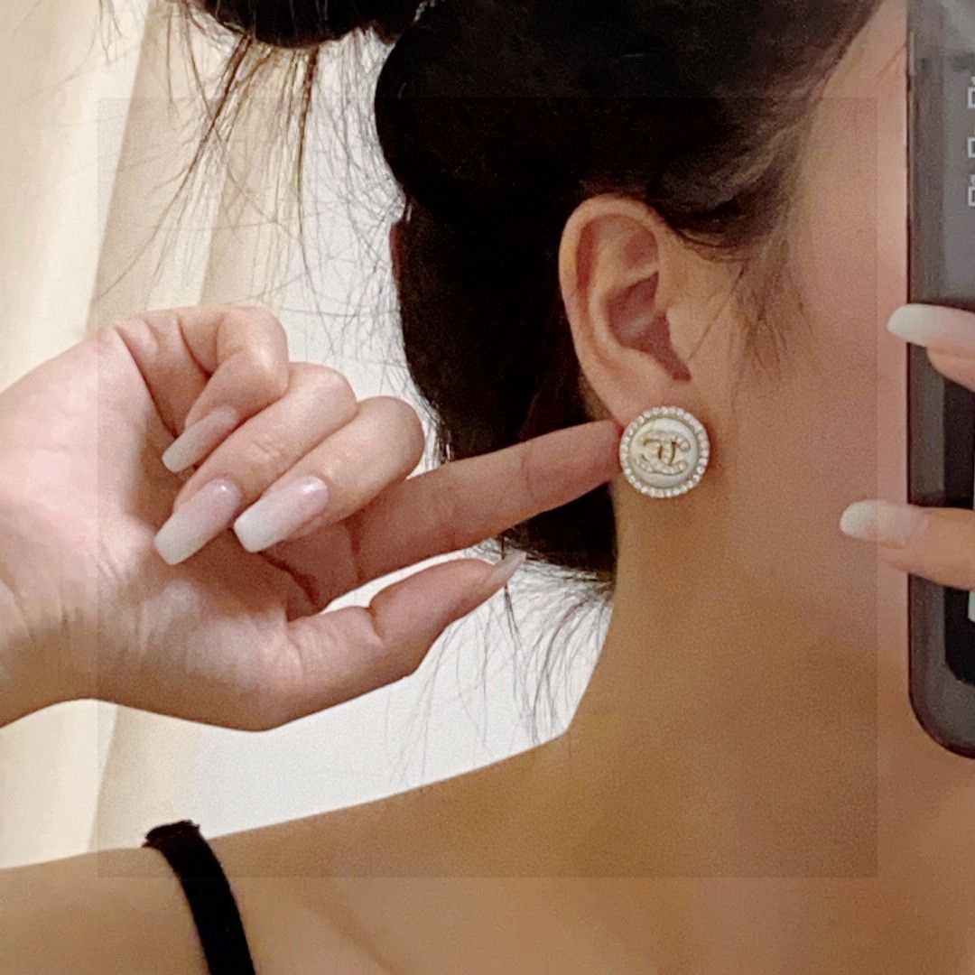 今日 Chanel シャネル ダブル C イヤリング