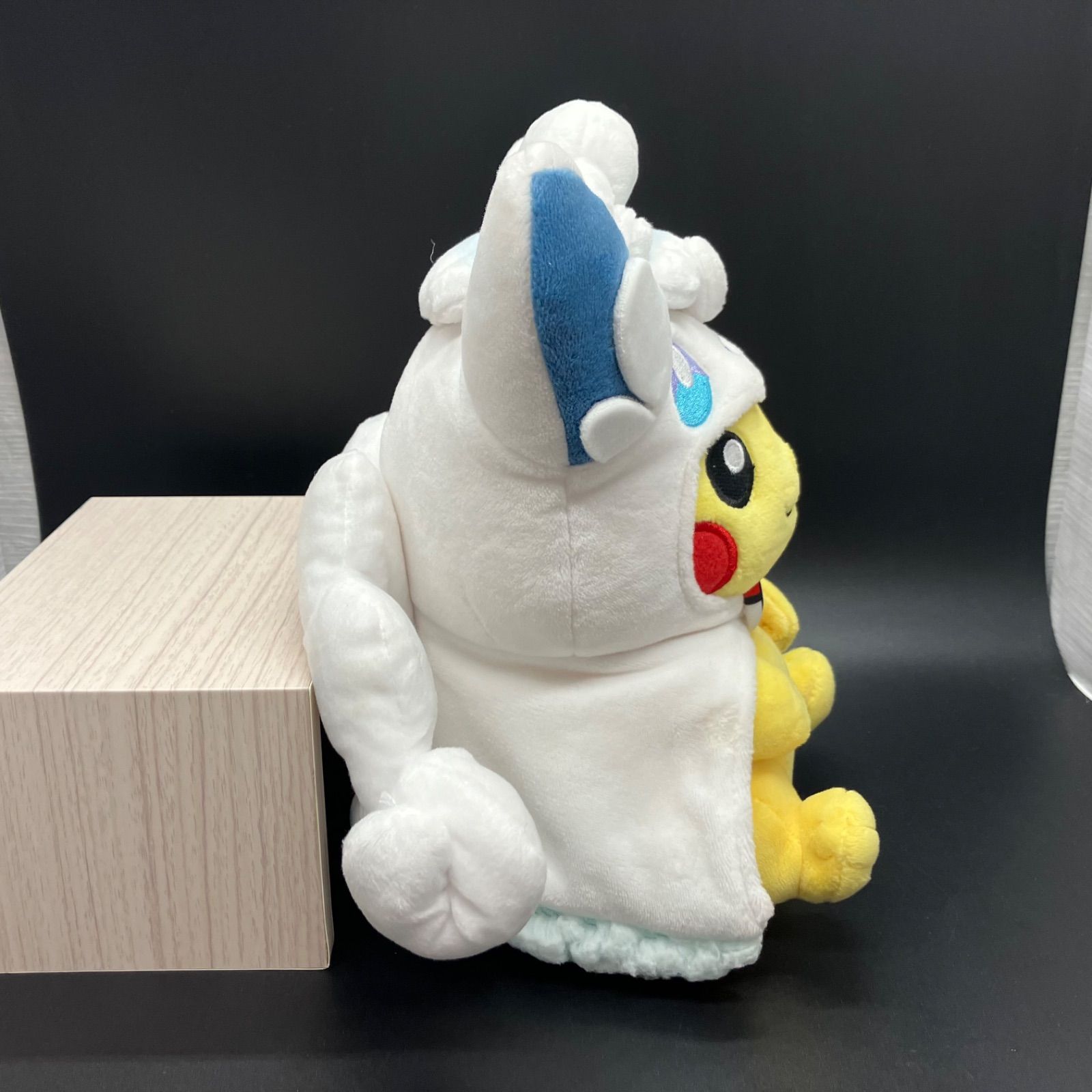アローラロコンのポンチョを着たピカチュウ ポケモンセンター