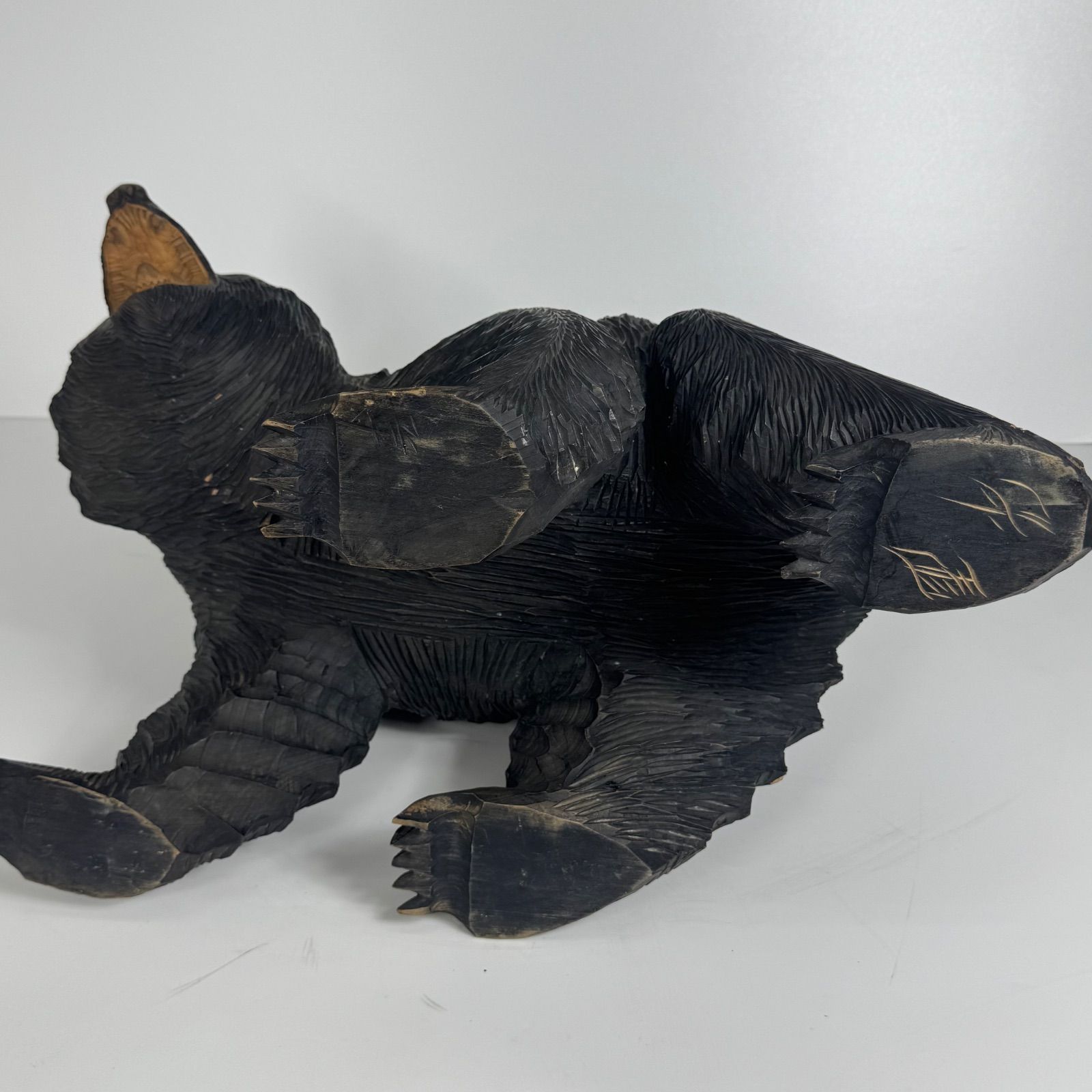 北海道伝統工芸 迫力ある木彫りの熊 作家銘あり 置物 長約48cm 刻