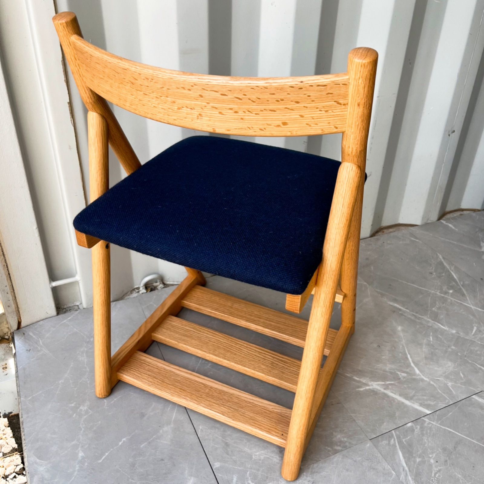 ★ほぼ新品★ アクタス Ｔキッズチェアー 　日進木工 オーク材　ネイビー ☆ほぼ新品☆ アクタス Tキッズチェアー 日進木工 オーク材