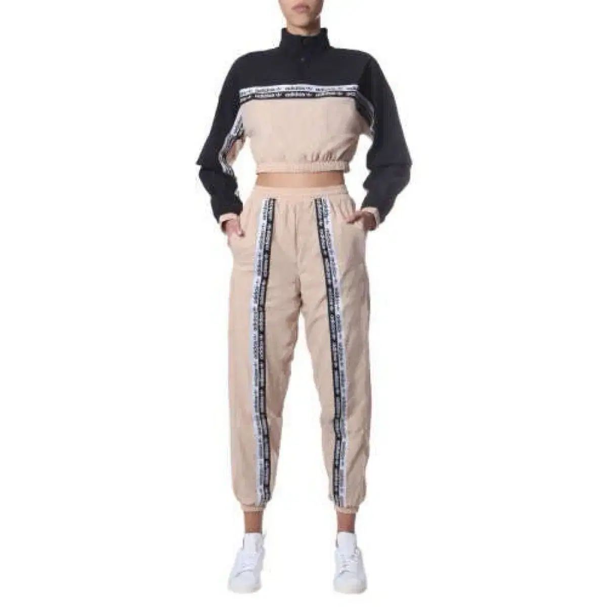 adidas アディダス ロゴプレイ シャカシャカ素材 クロップド セットアップ