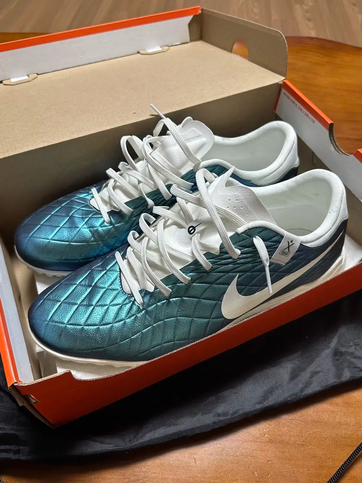 【雷市場（ポンジャン）商品韓国直送】NIKE(ナイキ) ティエンポ エメラルド サッカーシューズ （ 285 ）