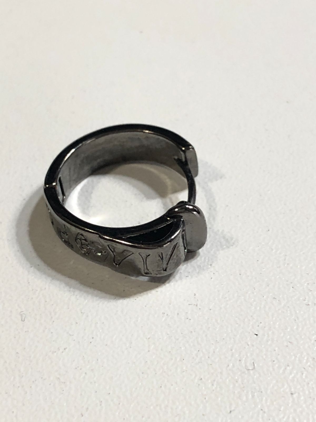 最短翌日お届け。 020142 vivienne westwood ベルト ピアス ガンメタ 片耳 シングル メンズ レディース ヴィヴィアンウエストウッド