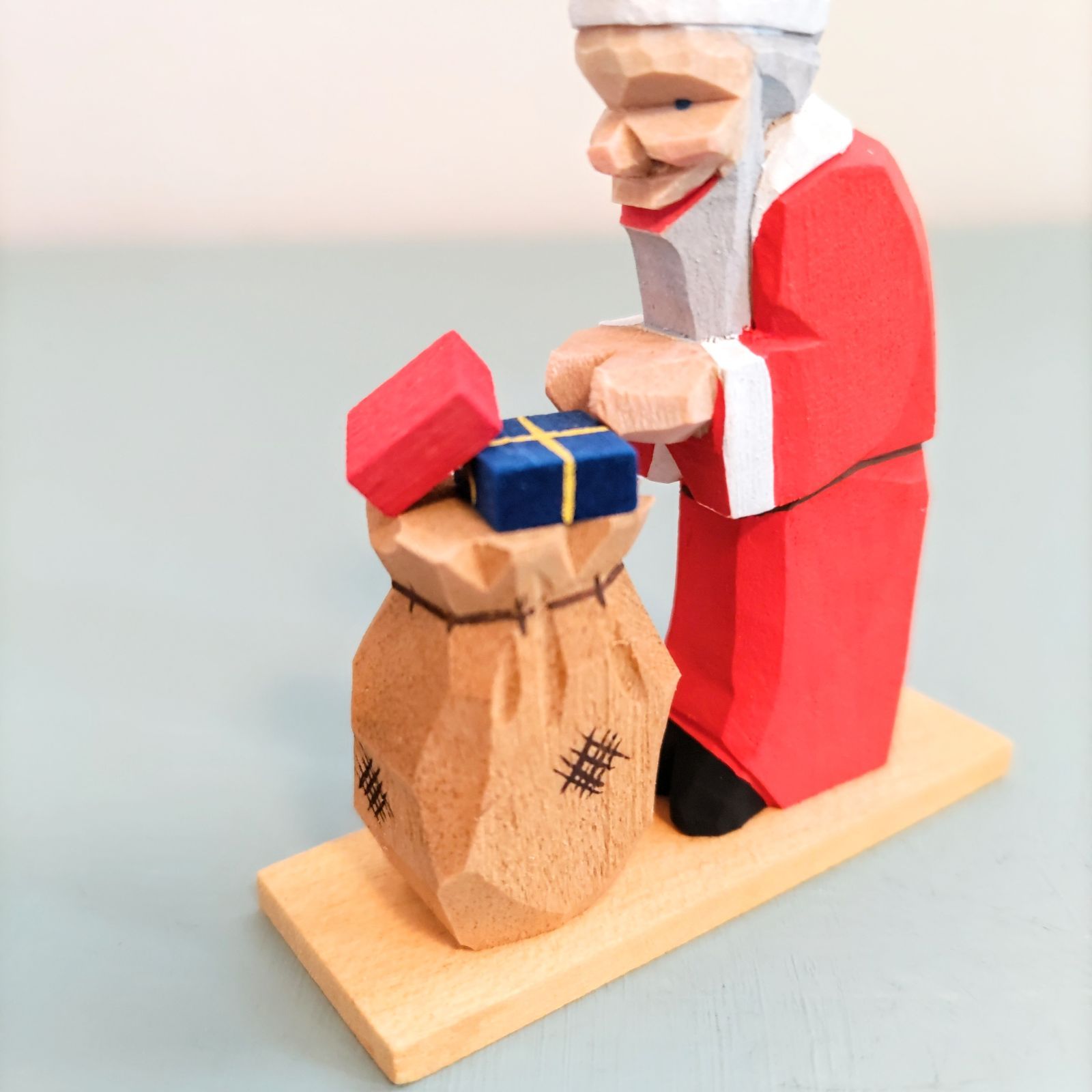 ドイツ工芸品 サンタクロースとクリスマスギフト 木製