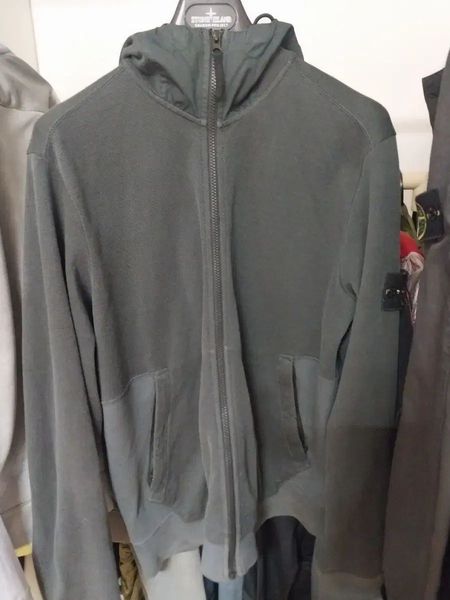 百貨店販売モデル ストーンアイランドフーディージャンパー