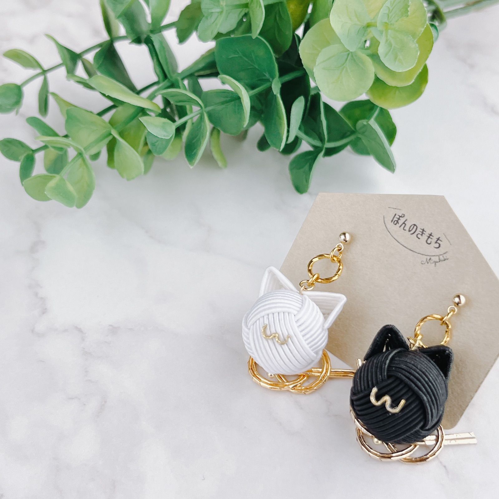 猫アクセ】水引にゃんこ玉ピアス／イヤリング 白猫×黒猫