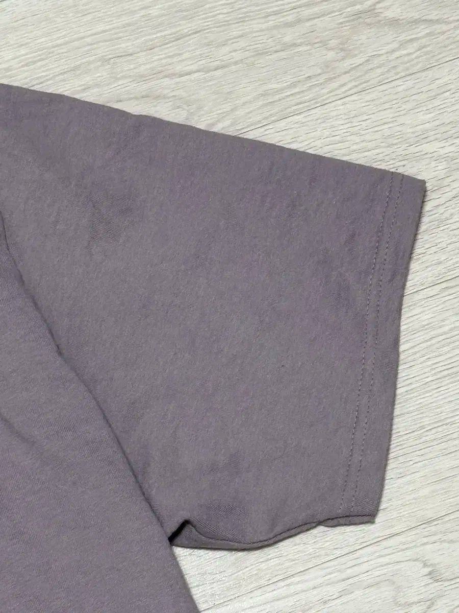 Tシャツ 藤色の