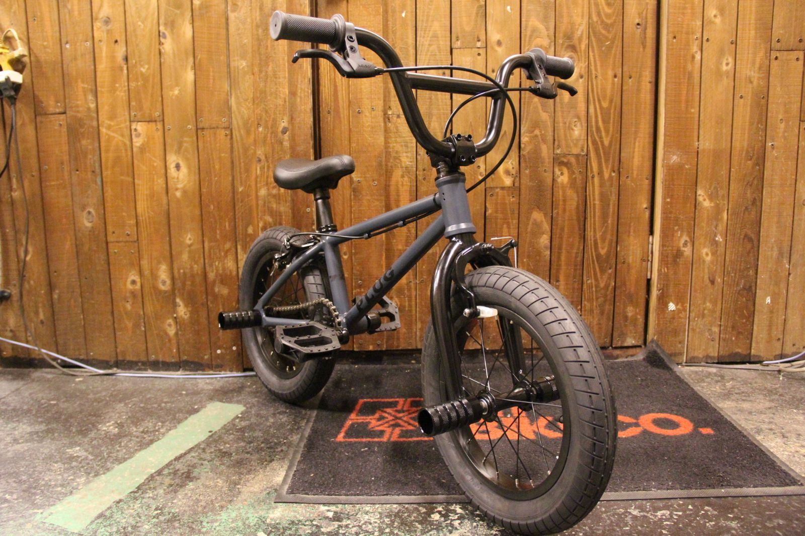 人気の福袋 日本製 新品、未使用 BMX 14インチ TNB PLUG 14 FAT TIRE D