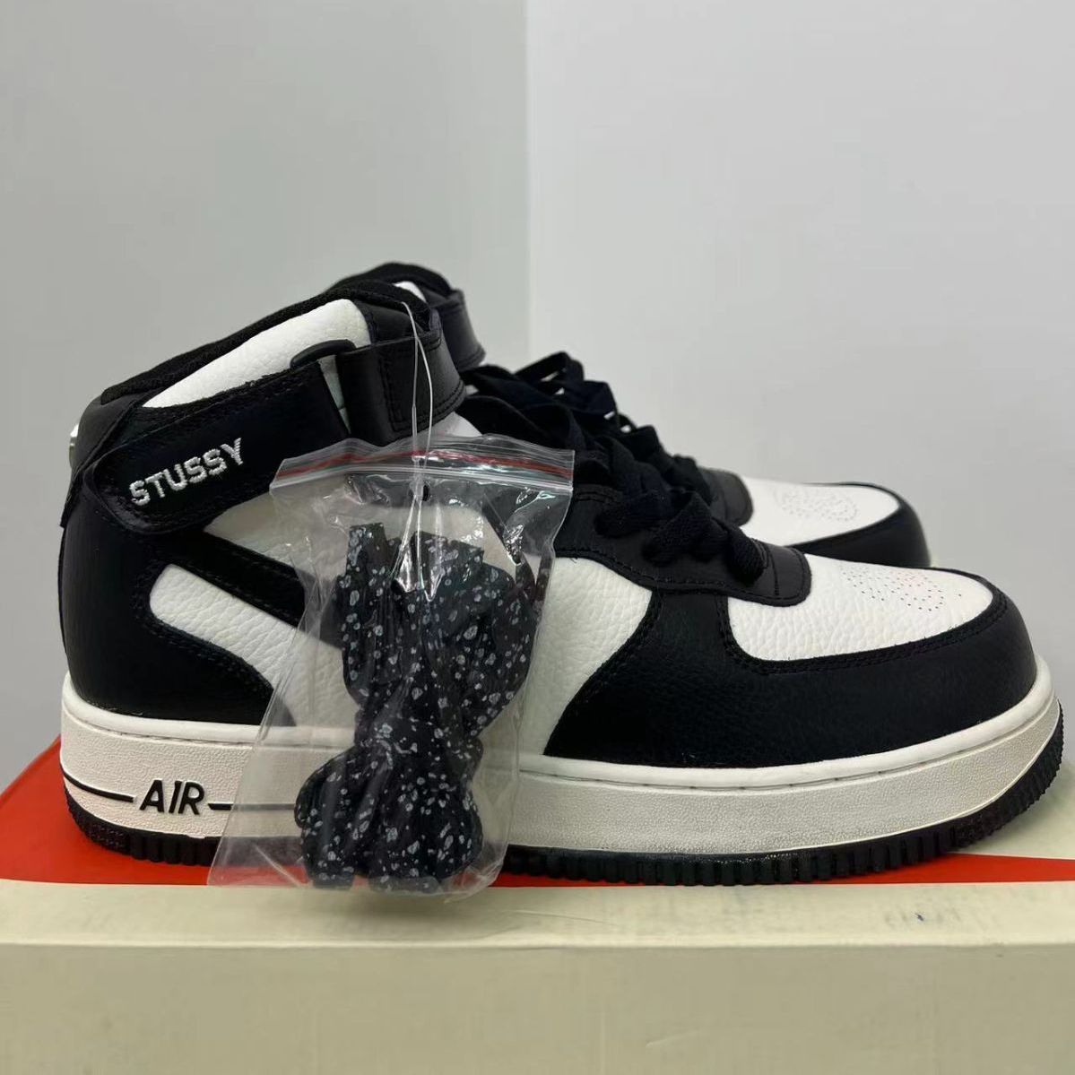 新品未使用 ナイキ Stussy x Nike Air Force 1 07 mid sp スニーカー