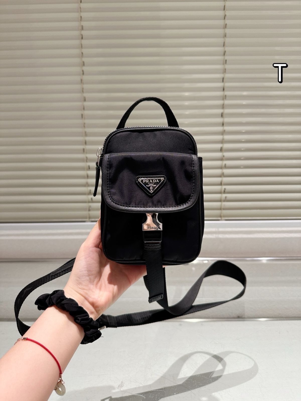 美品　PRADA プラダ　折り財布　三角ロゴ　ナイロン　二つ折り　テスート PRADA プラダ ナイロン テスート 三角ロゴプレート 二つ折り財布