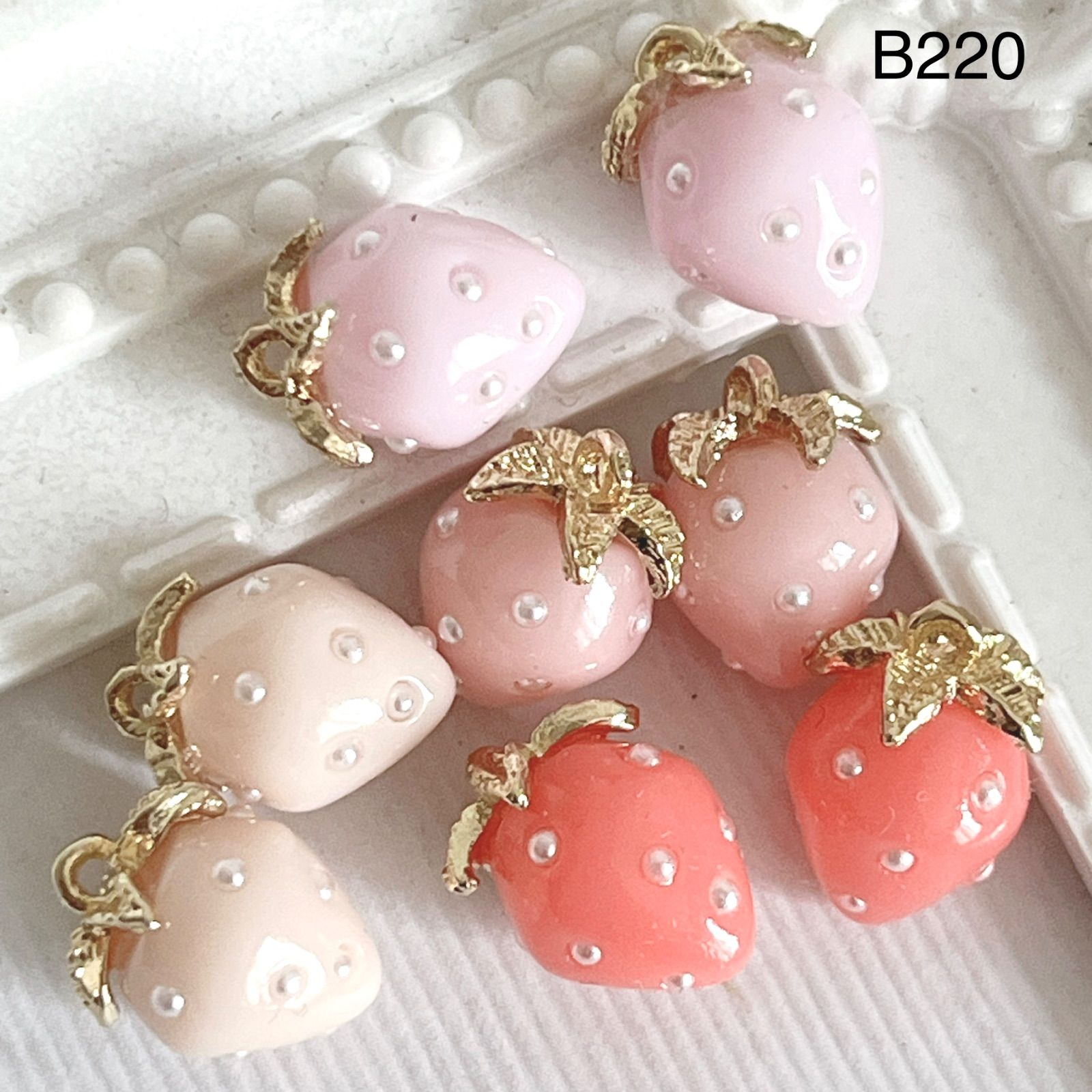 B220☆8個 カラフル いちご ミニ チャーム パーツ - 資材店☆cocoro