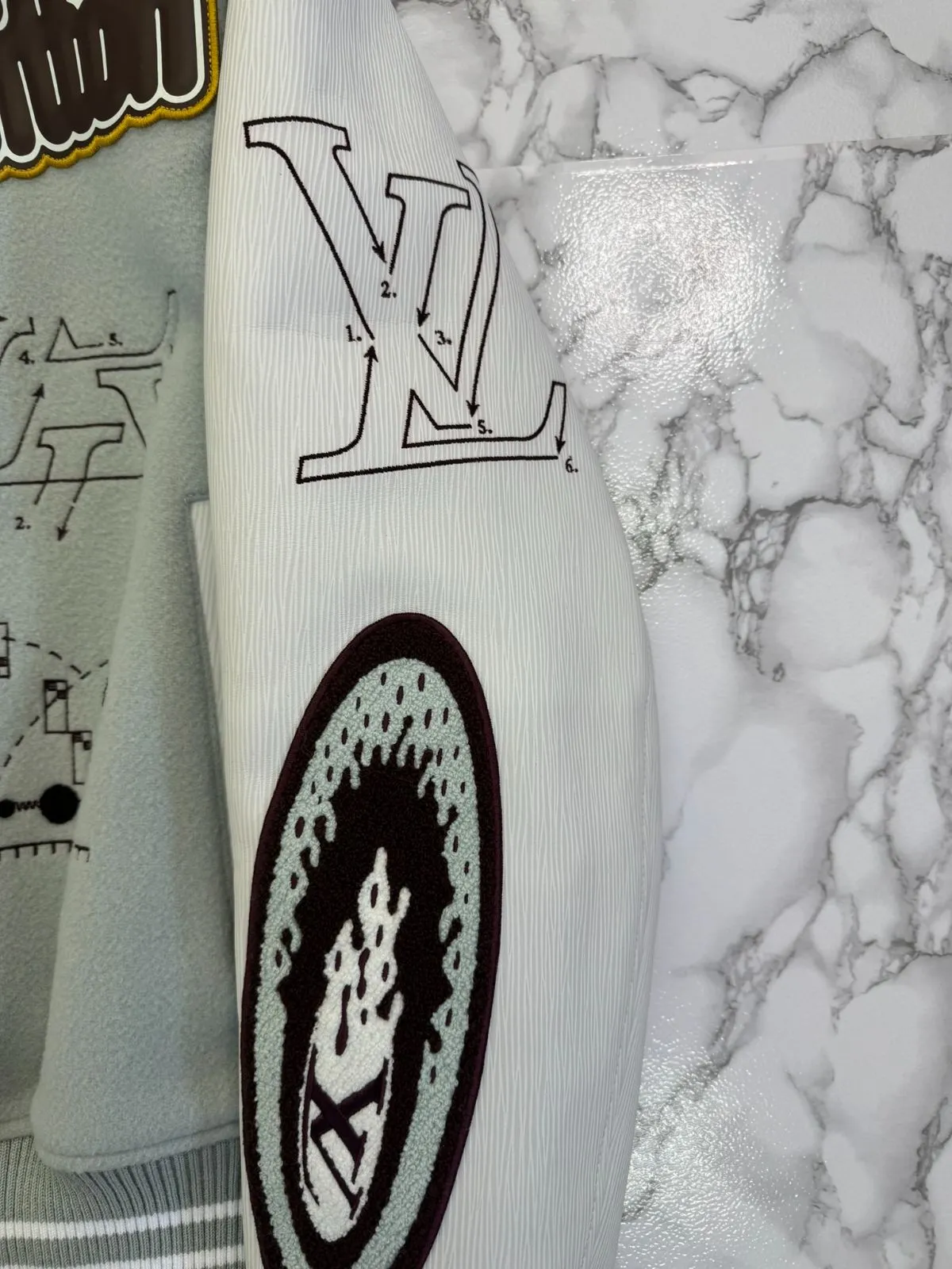 美品　LOUIS VUITTON ヴィトン　モノグラム　ジャケット　シャツ　刺繍 美品 LOUIS VUITTON ヴィトン モノグラム ジャケット シャツ 刺繍