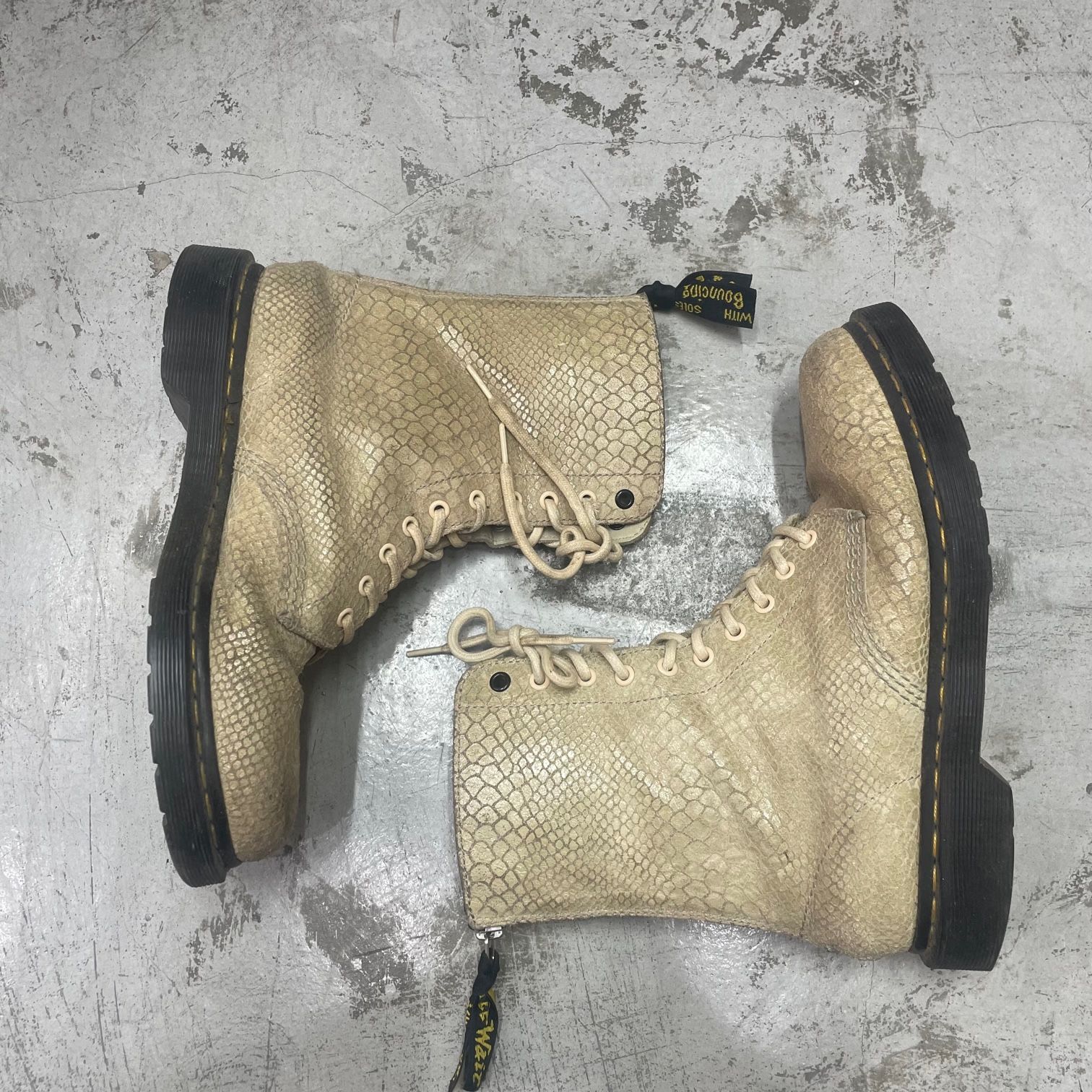 Dr.Martens Y's 10 eye HI SHINE SNAKE 10ホール スネイク パイソン レザー バックジップ ブーツ  ドクターマーチン ワイズ 71049A1 - メルカリ