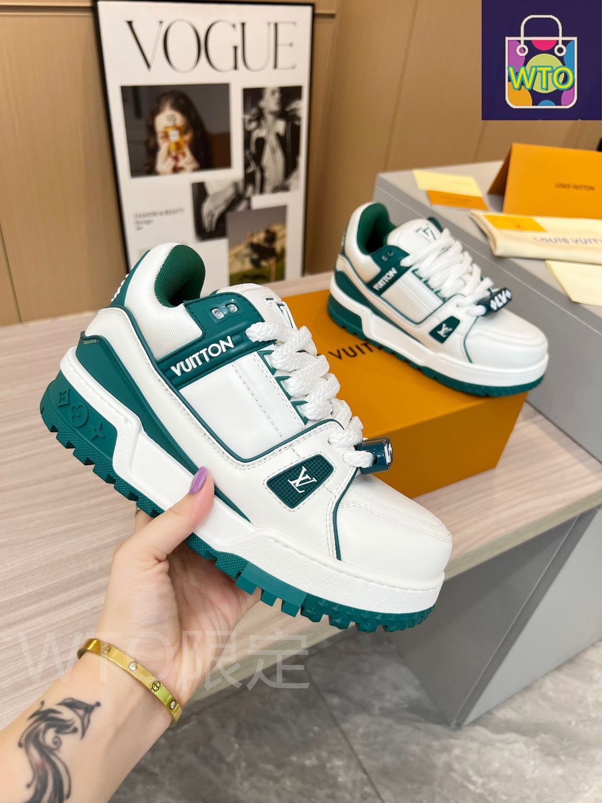 【カジュアルスタイルに♪】LV スニーカー ルイ・ヴィトン「ミニ・モノグラム」柄のメンズ白レザー