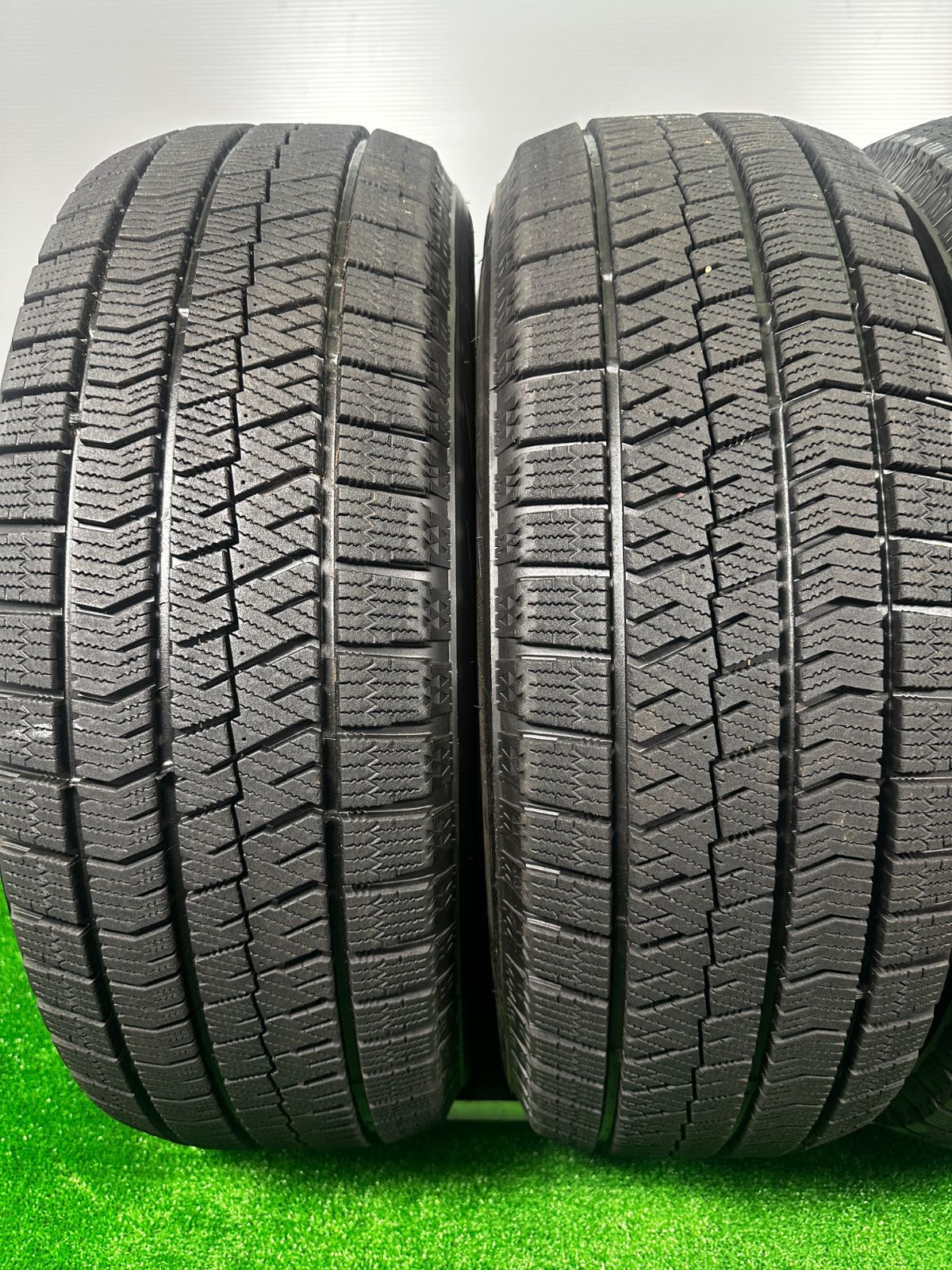 225 60 R 17 ブリヂストン VRX 2 製 4本 冬タイヤ スタッドレス TA 093