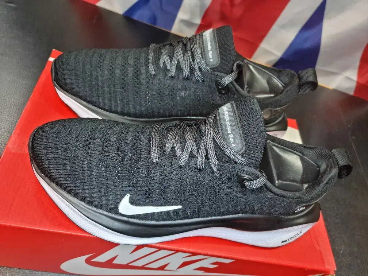 NIKE ナイキ リアクト 黒 白 スニーカー 245