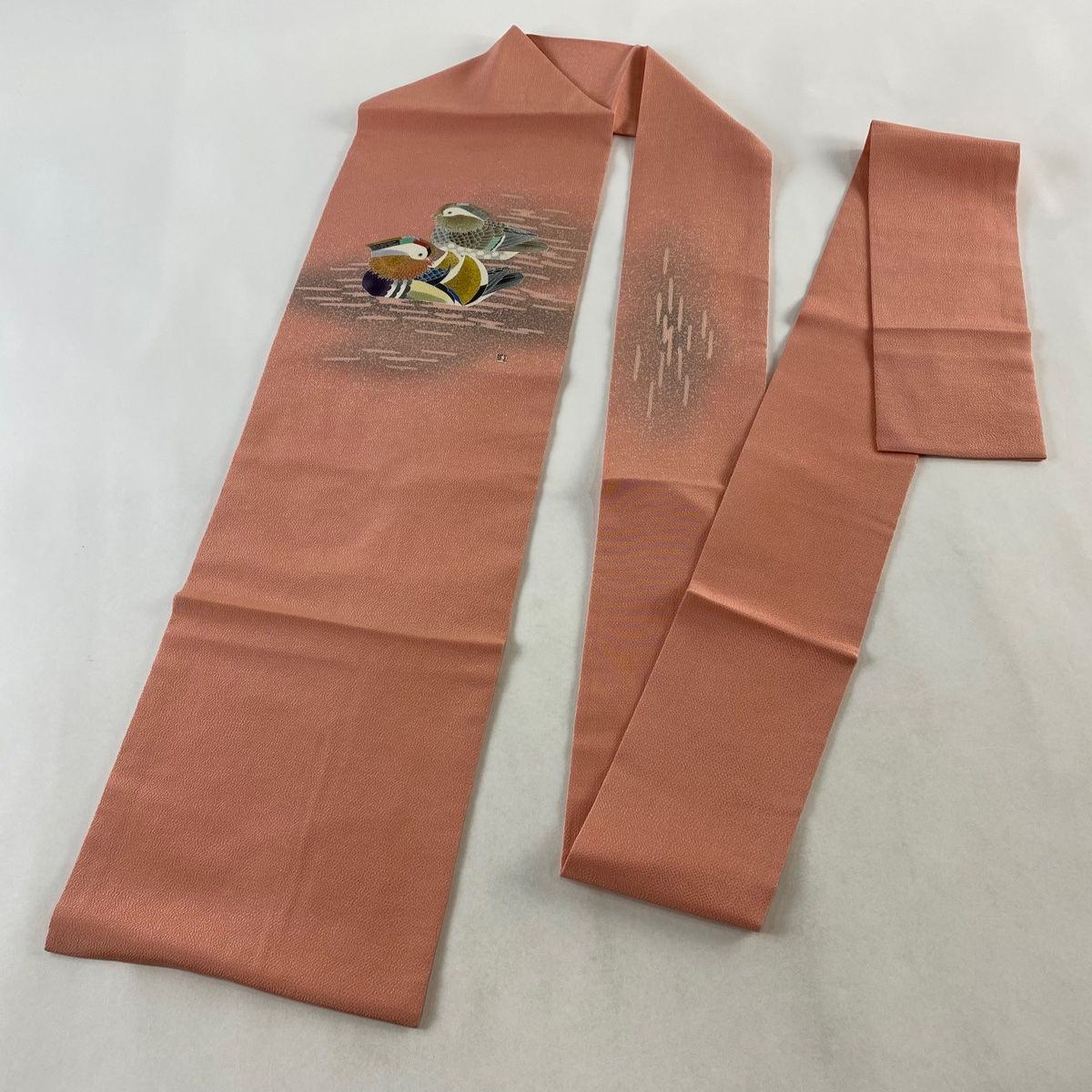 名古屋帯 逸品 羽田登喜 落款 鴛鴦 金銀彩 縮緬 サーモンピンク 正絹 