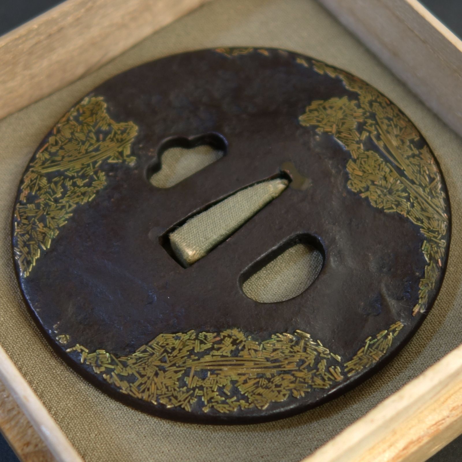 鍔　短刀鍔　鉄　銅象嵌　時代物　日本刀 鐔(鍔)－ t-362 鐔 八代甚吾 桜に流水の図 鉄地銀象嵌 － 日本刀
