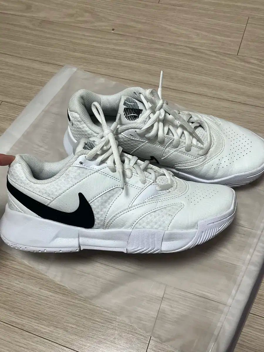 NIKE ナイキ コートライト 4 白 235 サイズ