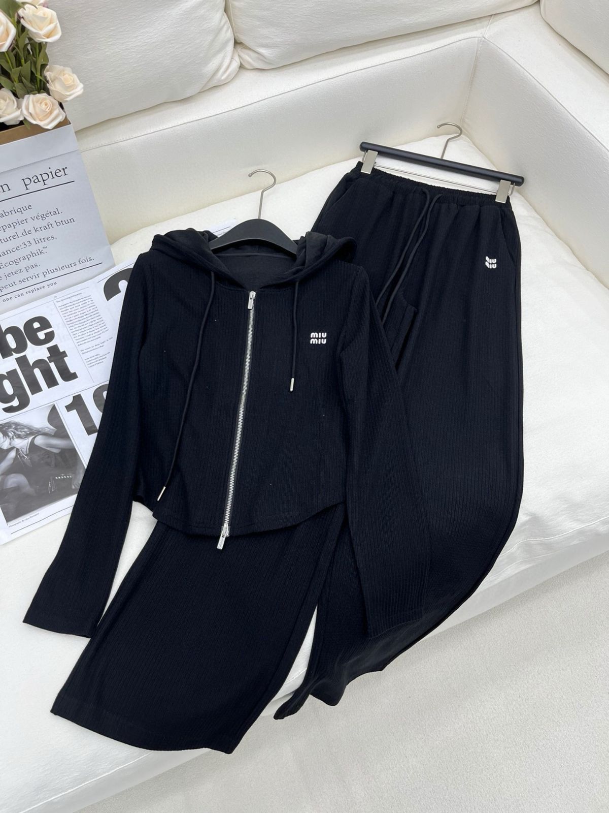 アルファベット入りフード付きダブルヘッドジップアウターとゴムウエストのレジャー長パンツのセット