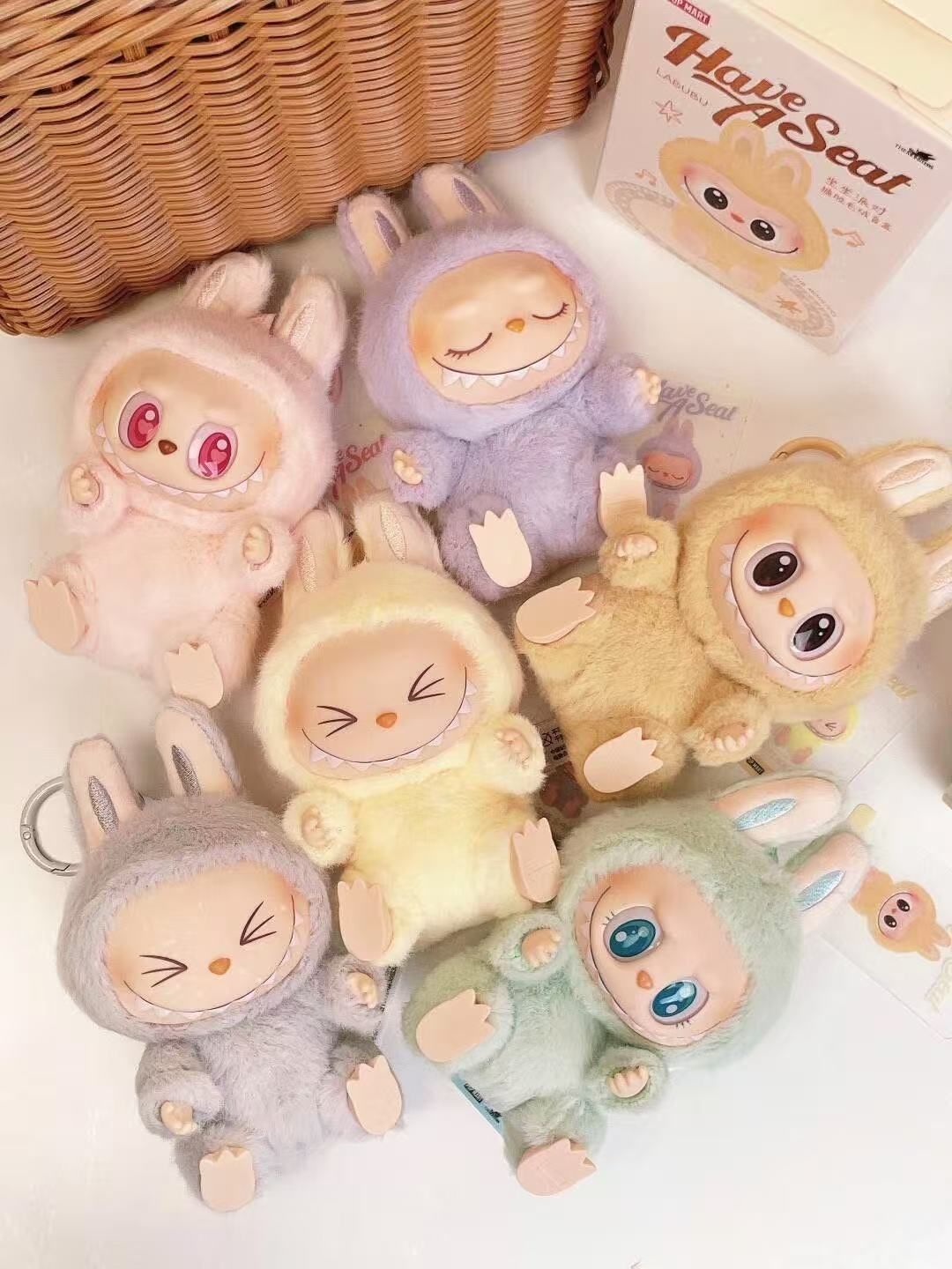 キーホルダー・アクリルキーホルダー Have a Seat LABUBU 公式 Have A Seat ラブブ labubu QUQU ぬいぐるみ キーホルダー