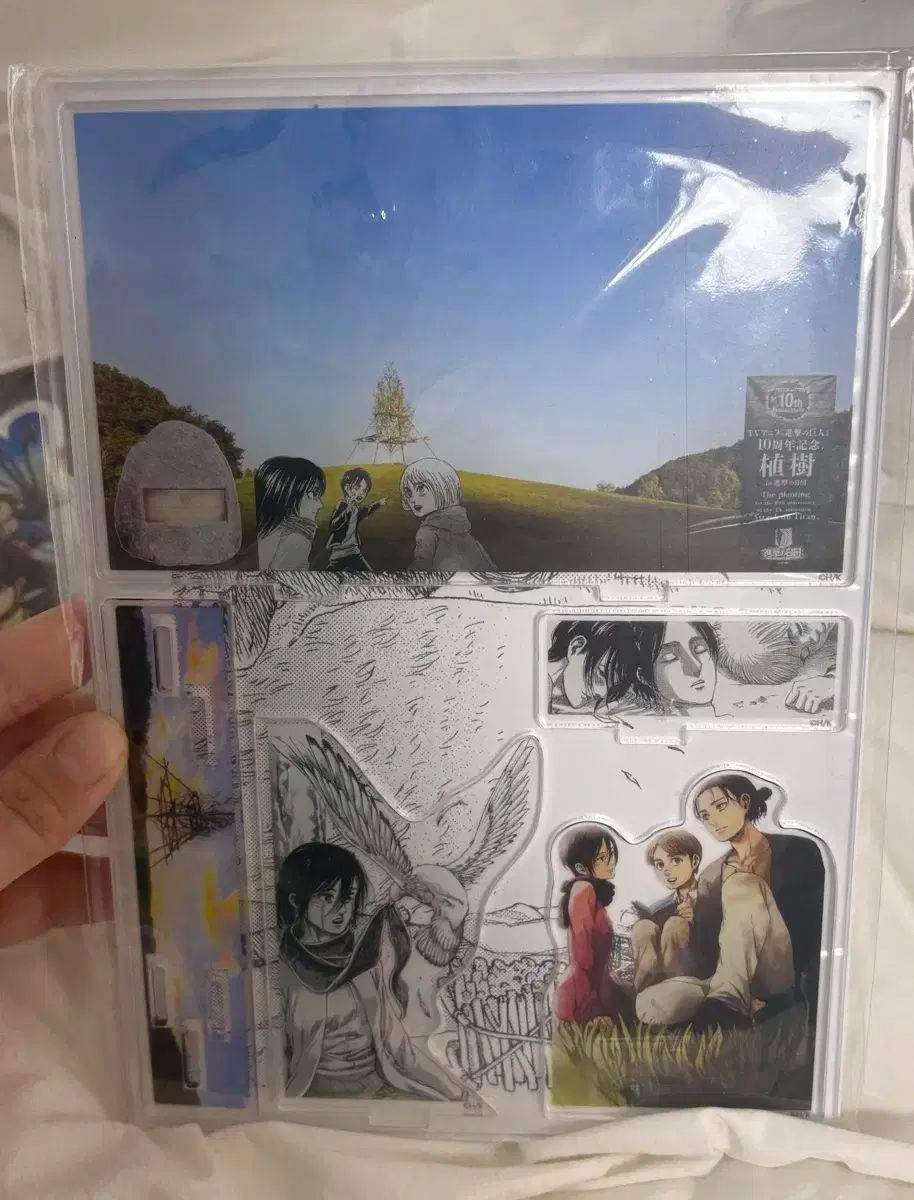 進撃の巨人 10 周年 記念 展示会 版 盤 期間 アクリル