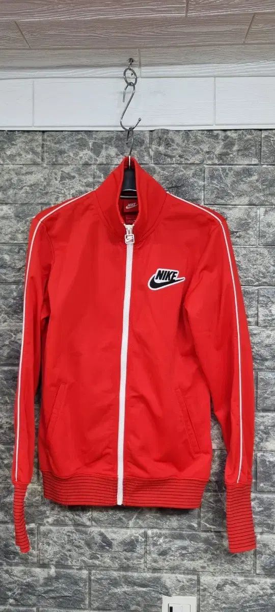 NIKE アディダス