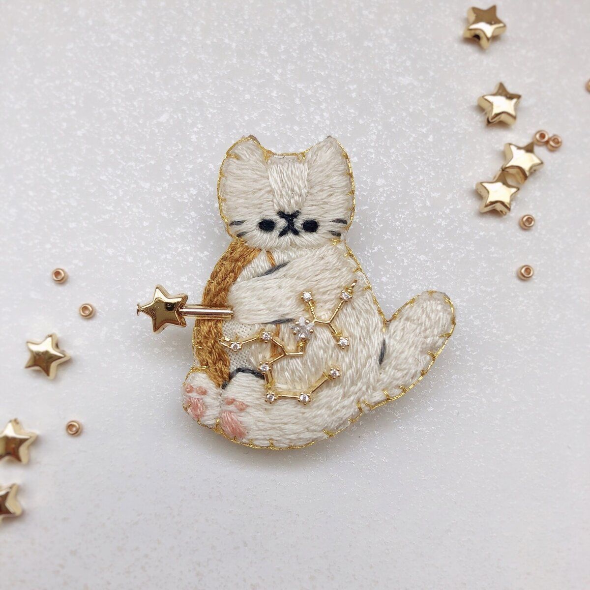 12星座の猫の刺繍ブローチ・てんびん座～うお座 - ちむねこ - メルカリ