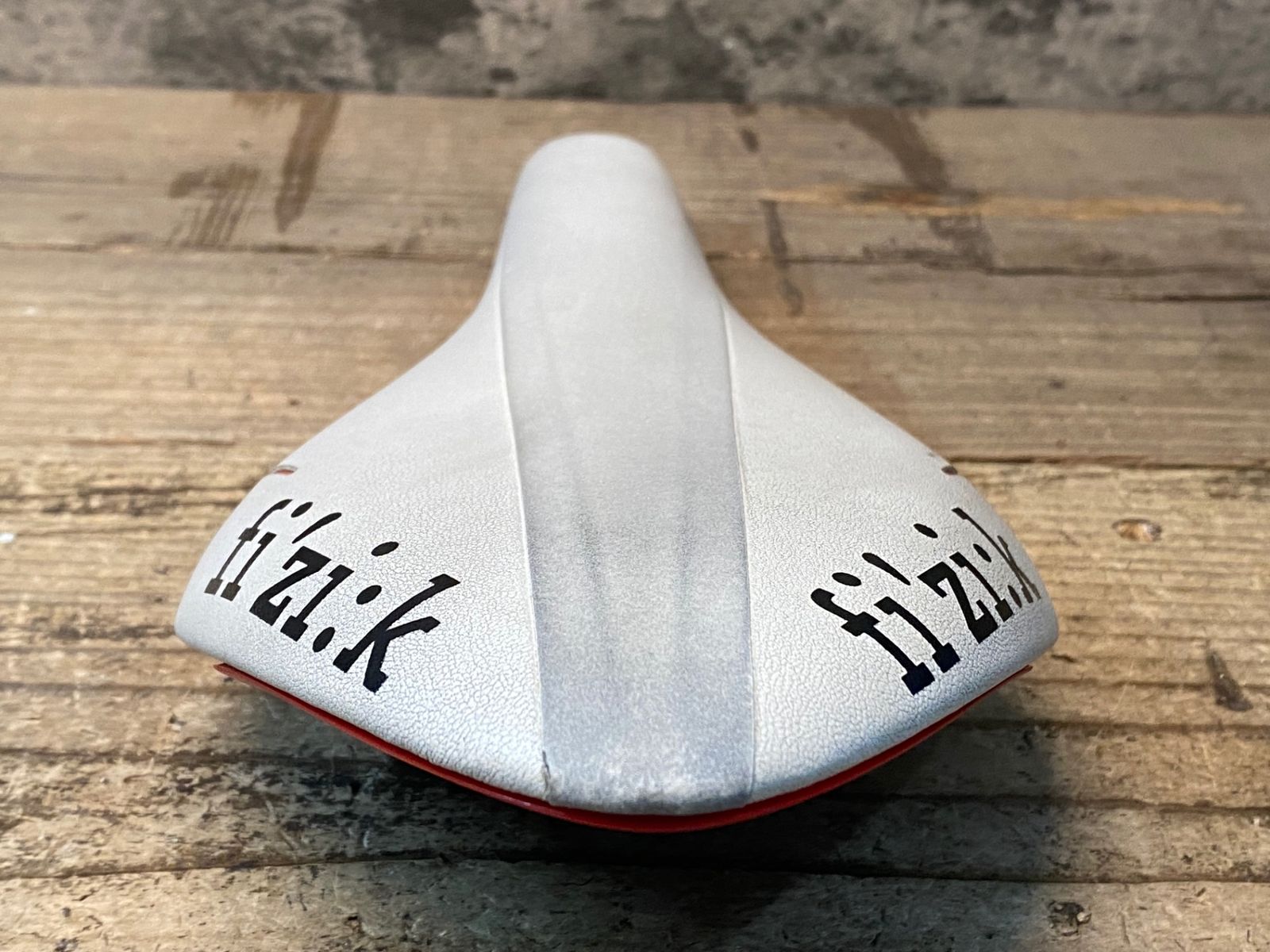 fizik フィジーク サドル アリオネ ホワイト/レッド JG138 フィジーク