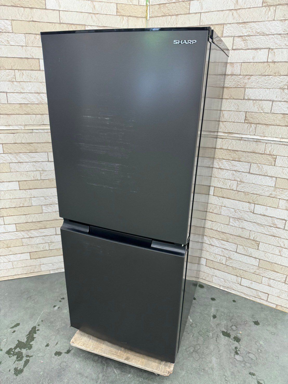 SHARP 2ドア冷蔵庫 黒 LED照明付き SHARP 2ドア冷蔵庫 黒 LED照明付き 冷蔵庫：シャープ 配送付き SHARP 2