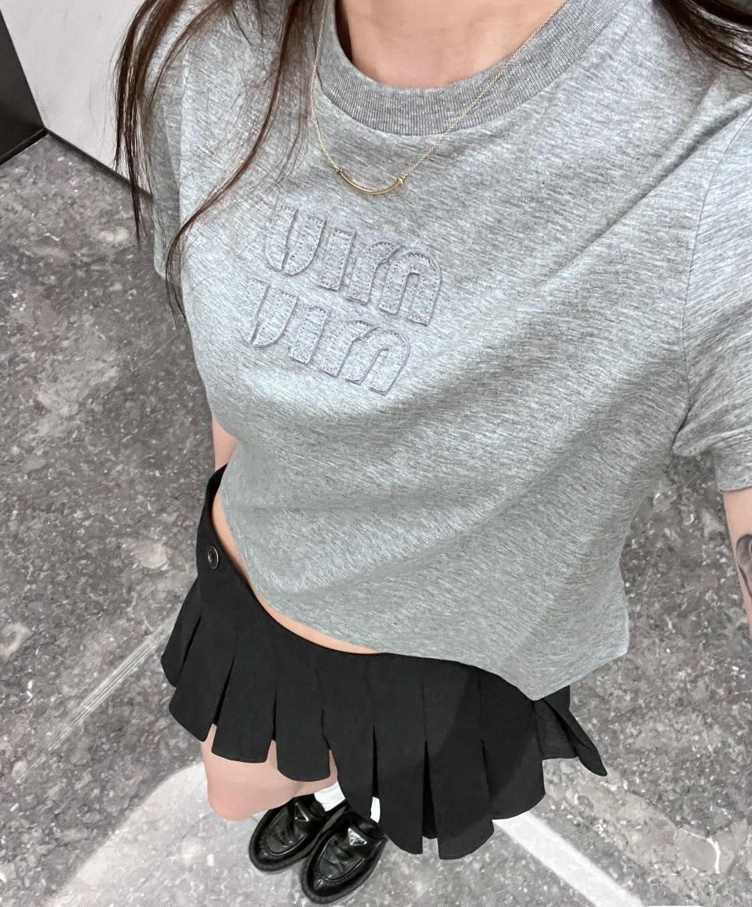 Miumiu春先 布刺繍ラウンドネック半袖トップスTシャツ