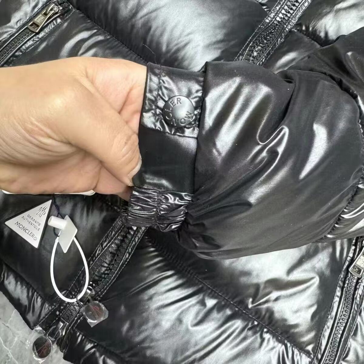 黒フーデットダウンジャケット｜