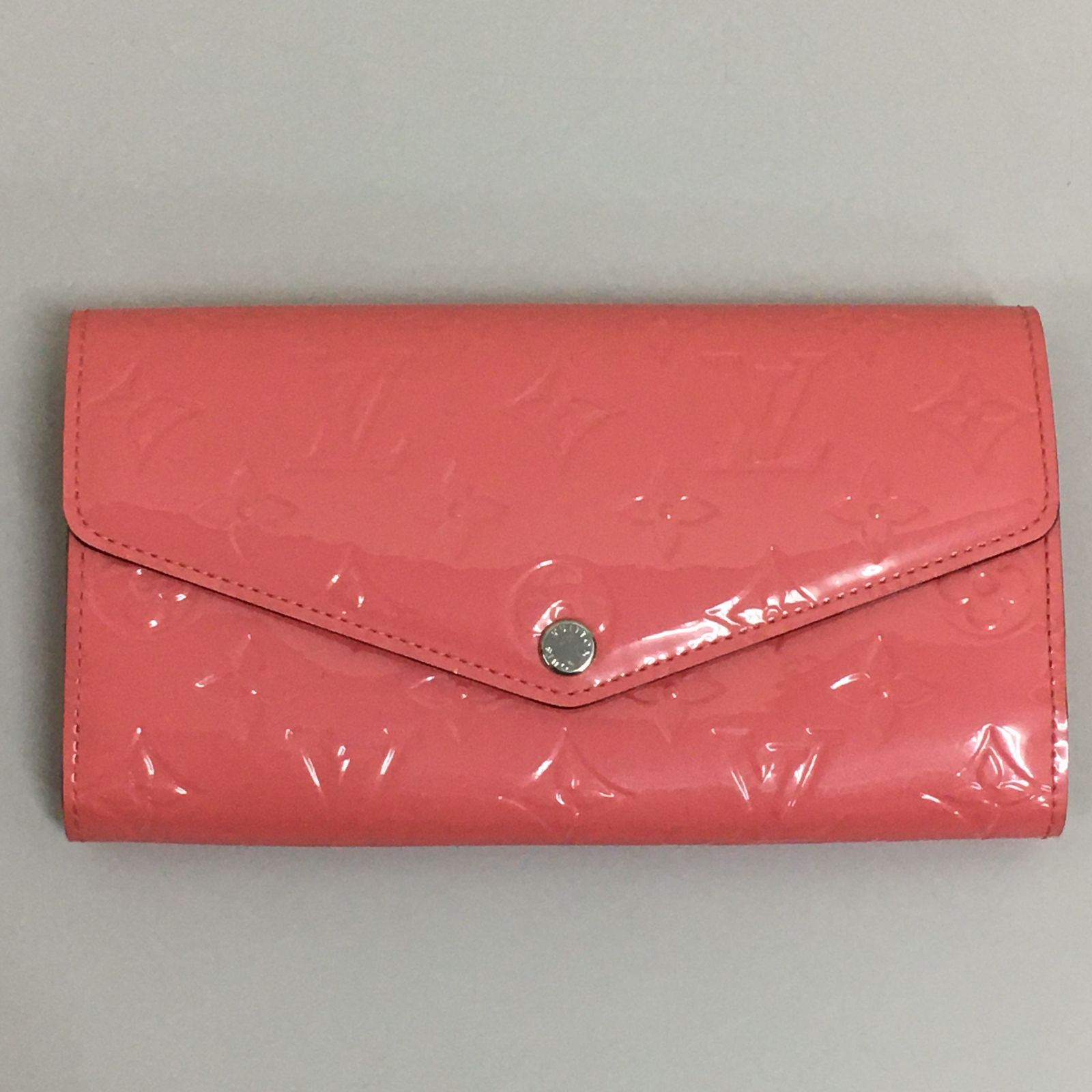 ルイ ヴィトン モノグラム ヴェルニ ポルトフォイユ サラ ホットピンク 