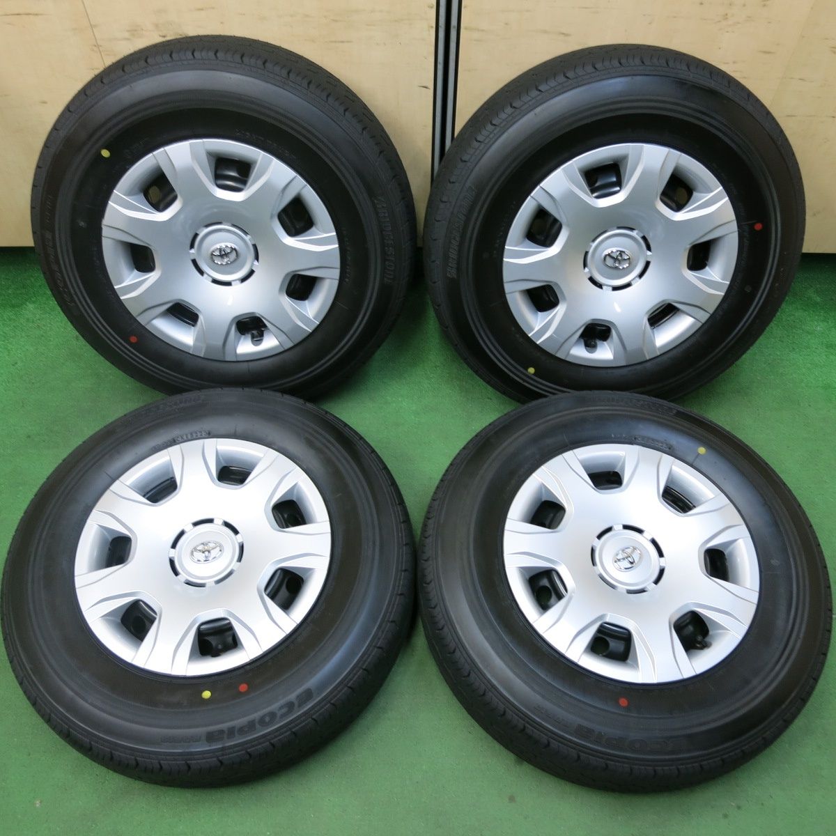 送料無料] 新車外し！23年☆トヨタ 200系 ハイエース 純正 スチール