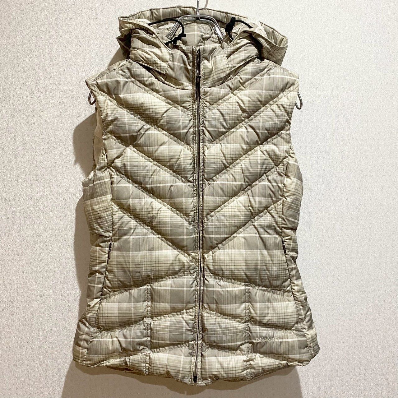 patagonia パタゴニア レディース アウター ベスト ダウンベスト キルティングベスト スタンド ボアフード付き 取外し可 フルジップアップ チェック 総柄 ベージュ系 グースダウン75％ ダウン25％ おしゃれ カジュアル SU821h1251