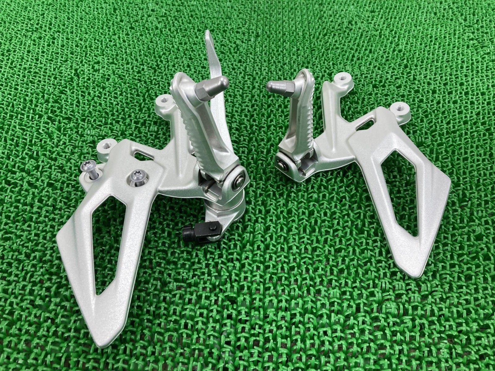 S1000R ステップ 左右 8562397-03/8562398-03 BMW 純正 中古 K47