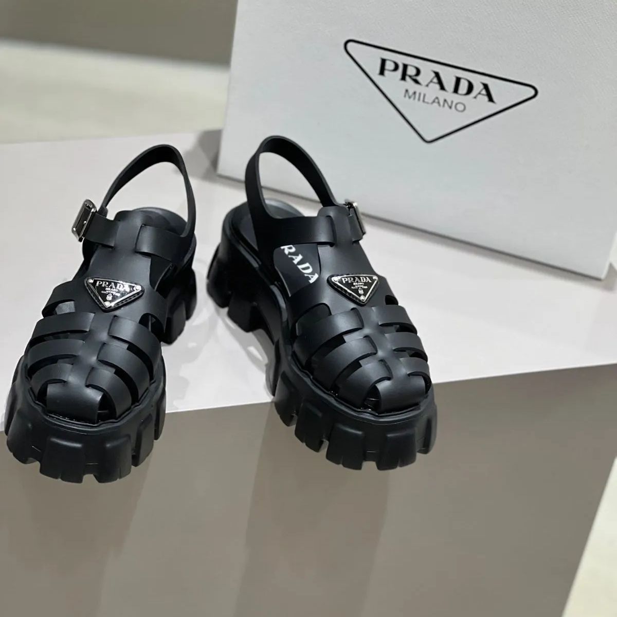 大人気ですプラダ/PRADA　フォームラバー サンダル　厚底　フィッシャーマン グルカサンダル　超美品　レディース☆メンズ　黒　新品未使用