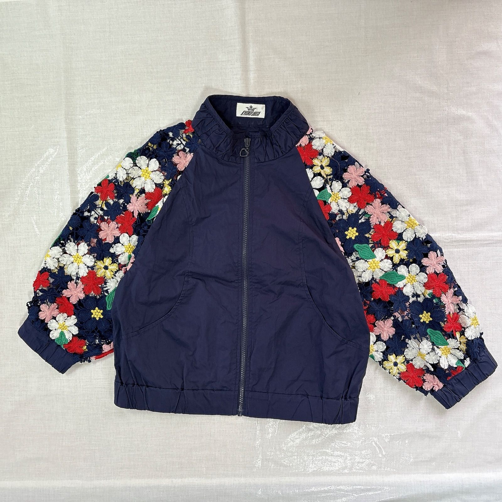 【美品】エムアンドキョウコの刺繍入りネイビージャケット M.&KYOKO ジャケット 美品】エムアンドキョウコの刺繍入りネイビー