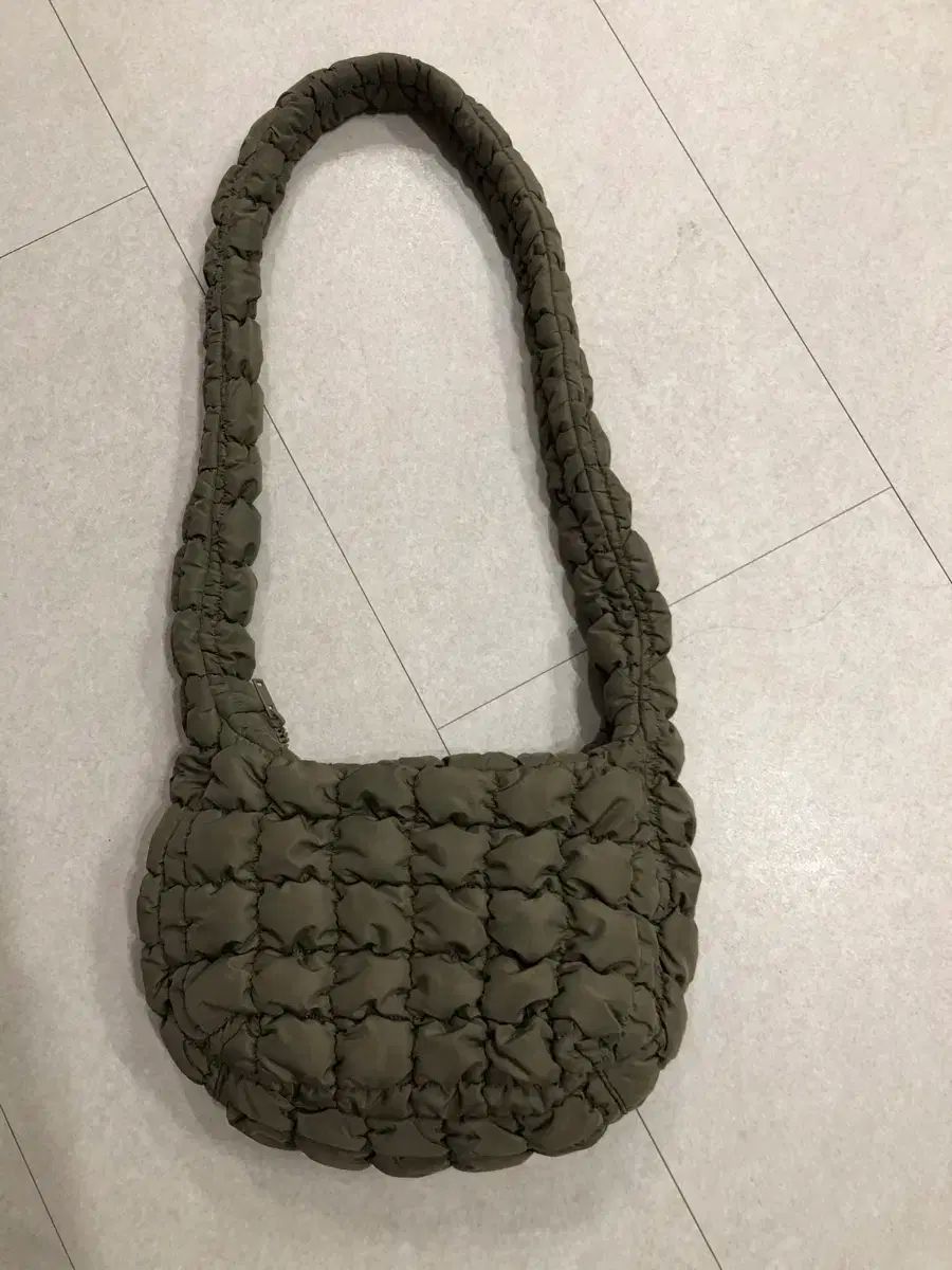 Cos Quilted メッセンジャーバッグ カーキ