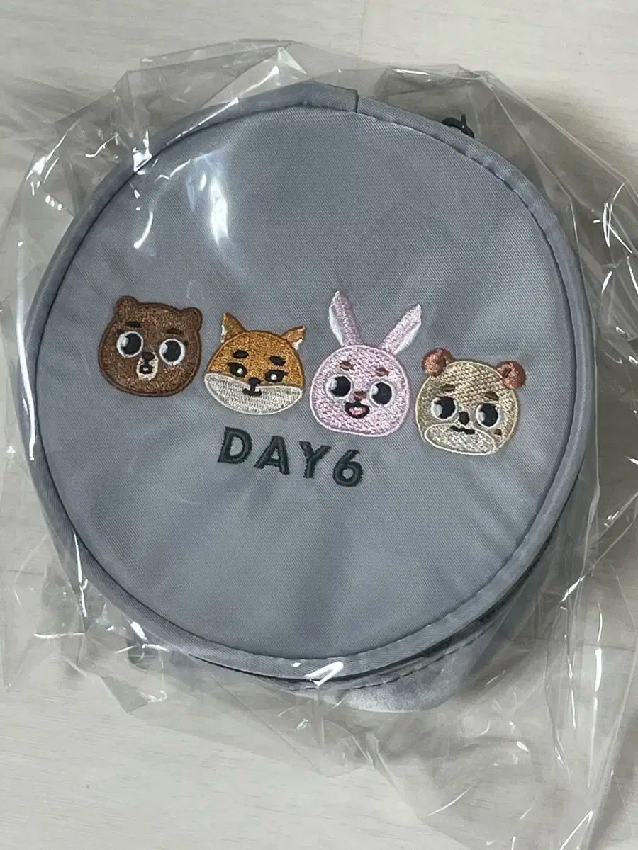 DAY6 マルチポーチ　【新品、未開封】 DAY6(デイシックス) MULTI マルチ ポーチ - メルカリ