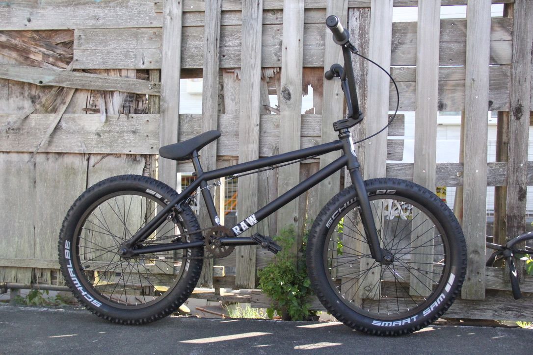 自転車 BMX 20インチ ストリート クロモリ DURCUS ONE RAW DIRTタイヤ