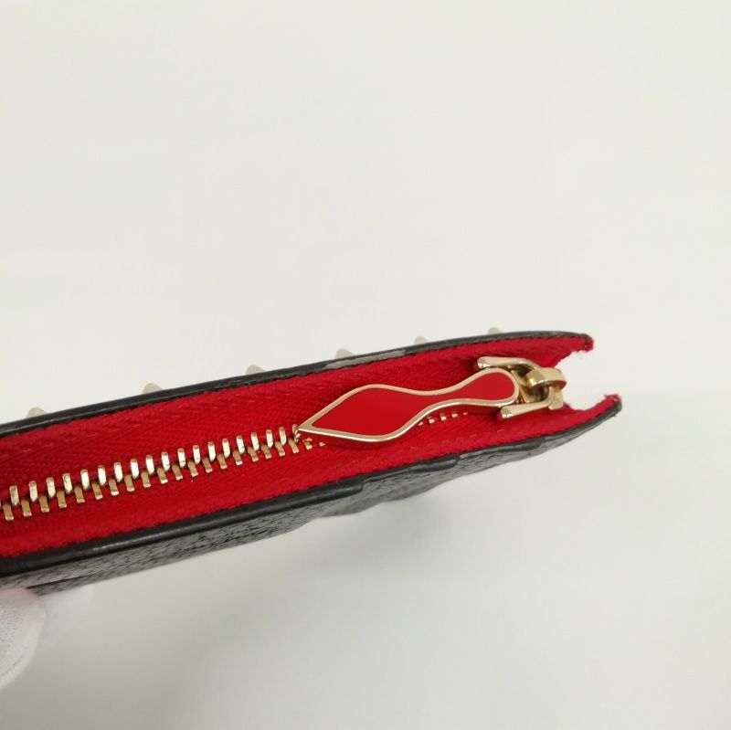 Christian Louboutin ゴールドケース 中古・古着通販】Christian Louboutin (クリスチャン・ルブタン