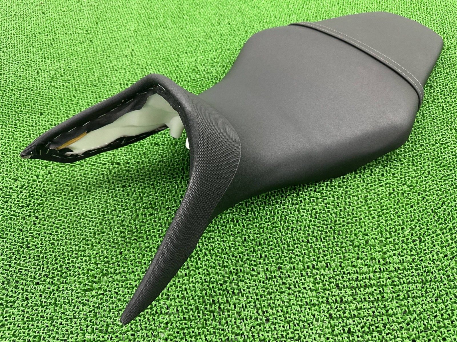MT-09 シート 1RC ヤマハ 純正 バイク 部品 RN34J MT09 張り替え済 シートバンド 破れ無し 車検 Genuine uO