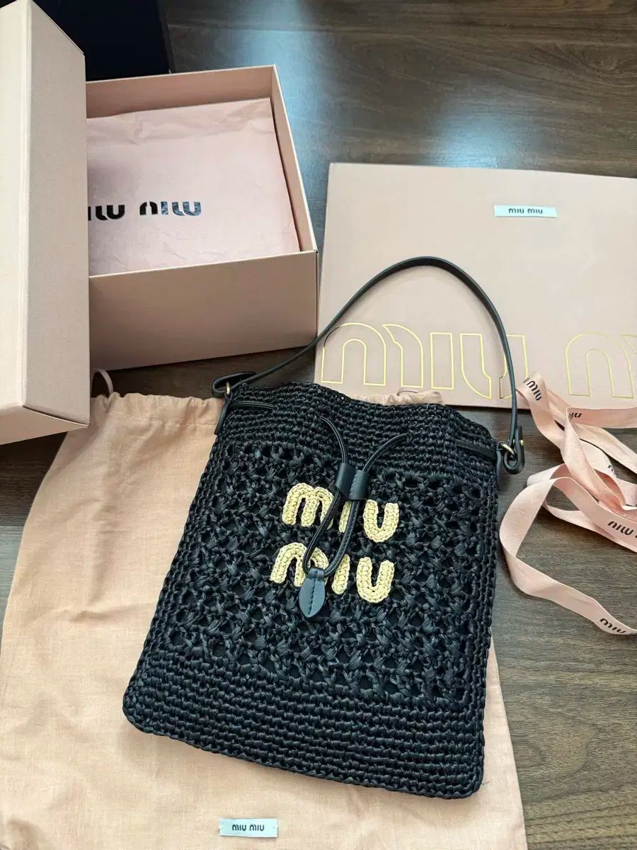 【MIUMIU】ミュウミュウミニロゴ ラフィア風 バケットバッグ MIU MIU ミュウミュウ ラフィア風 ブラック ミニバッグ (MiuMiu