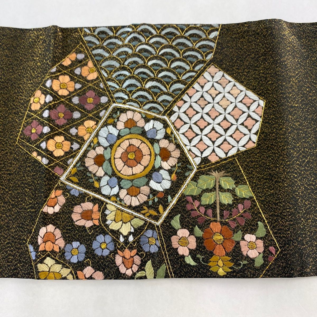 袋帯 美品 逸品 華文 花喰い鳥 刺繍 金糸 黒 お太鼓柄 正絹 【中古 